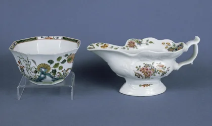 Worcester geformtes ovales Saucenboot und achteckige Schale, dekoriert in Emaille, 1750-55 (Keramik)
